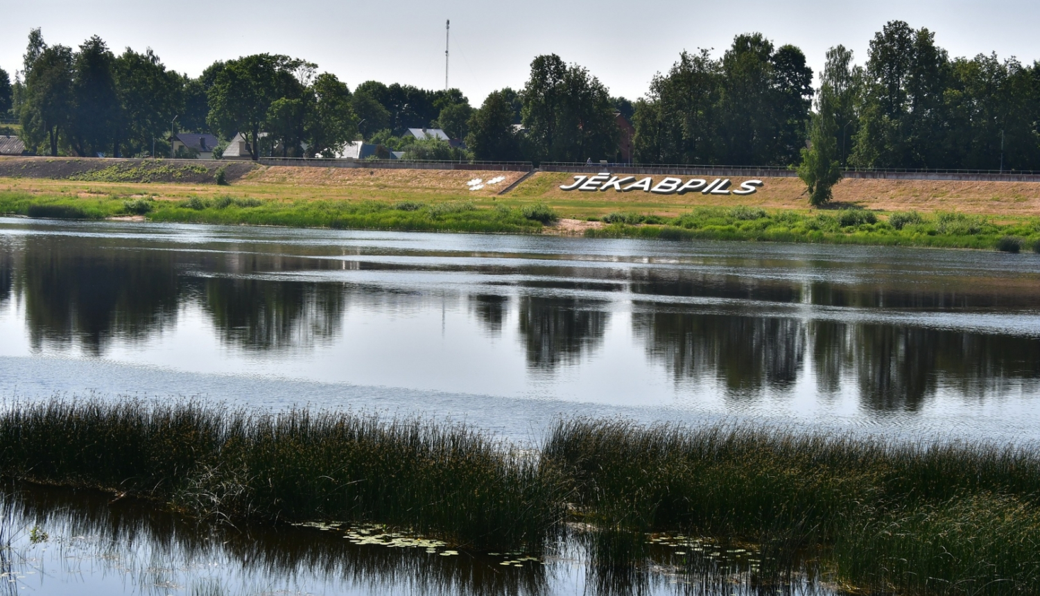 Daugava un aizsargdambis