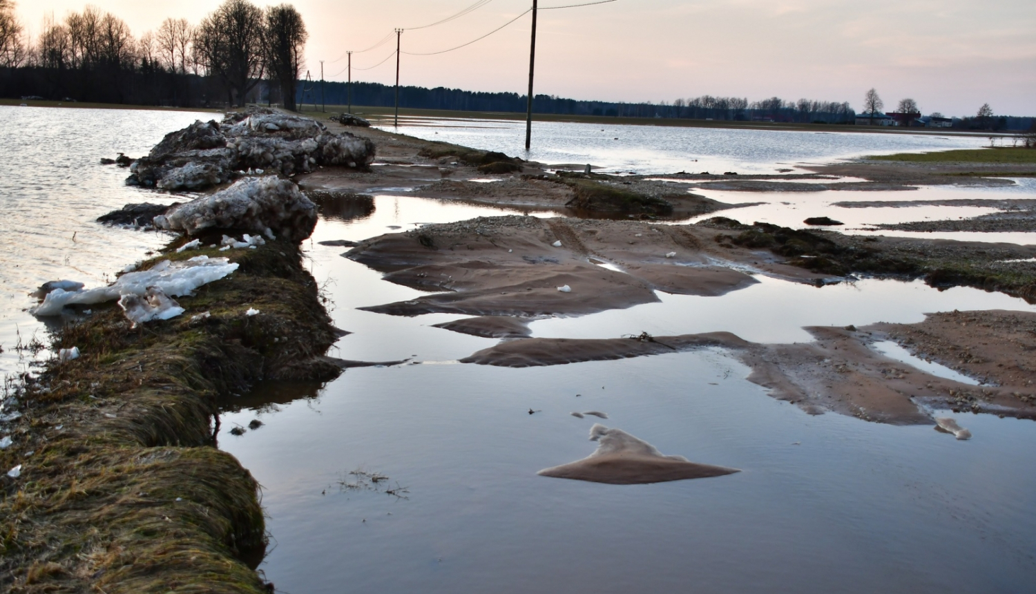Plūdos cietis ceļš - izskalots, ar iesēdumiem