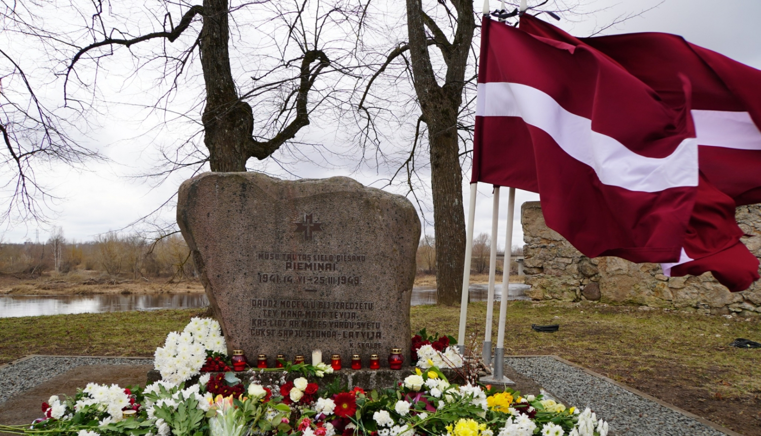 Piemineklis represētajiem