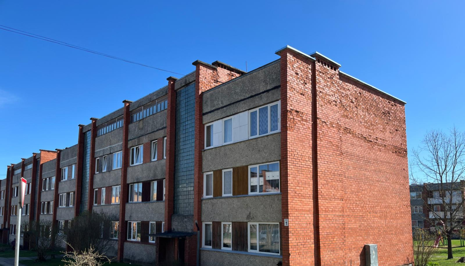 Daudzdzīvokļu ēka Salā