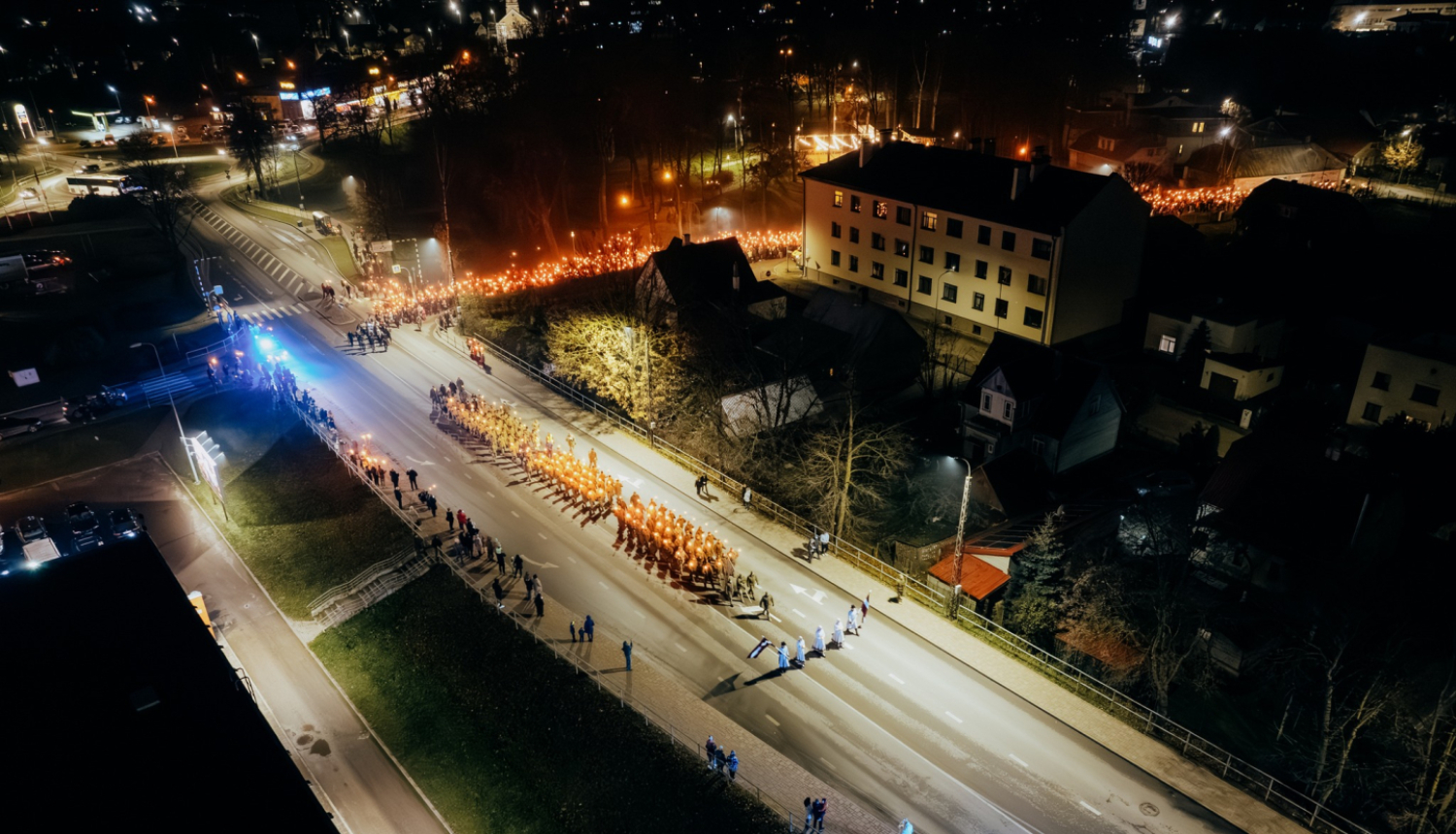 Lāpu gājiens no drona lidojuma