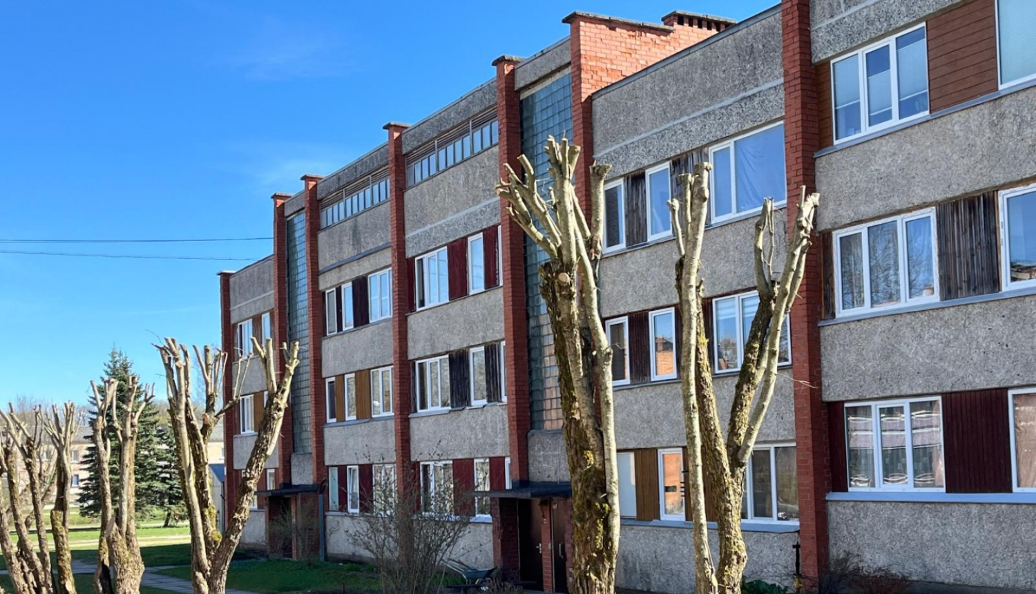 Daudzdzīvokļu ēka Salā