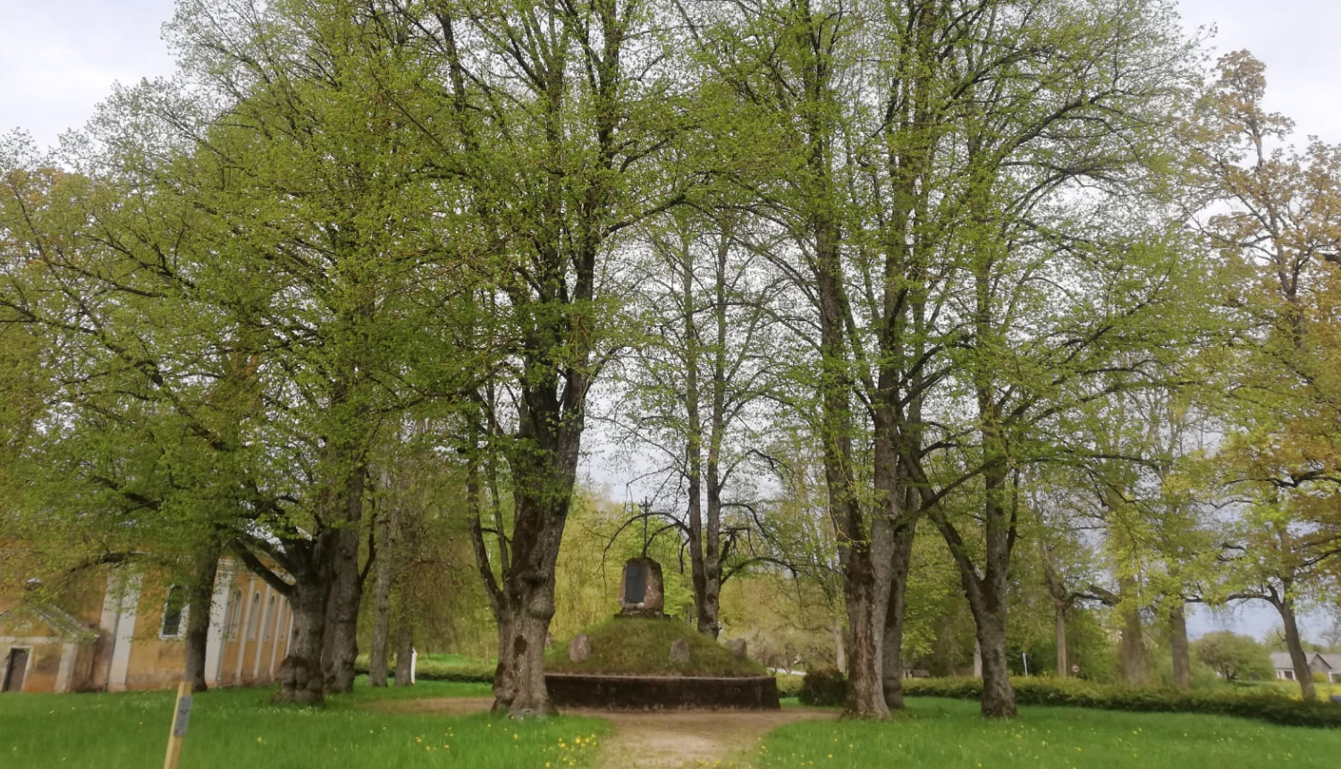Piemineklis Augškurzemes partizānu pulkam