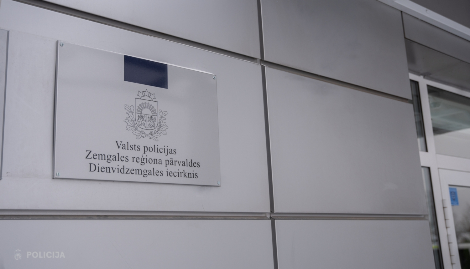 Ilustratīvs foto ar iecirkņa plāksni