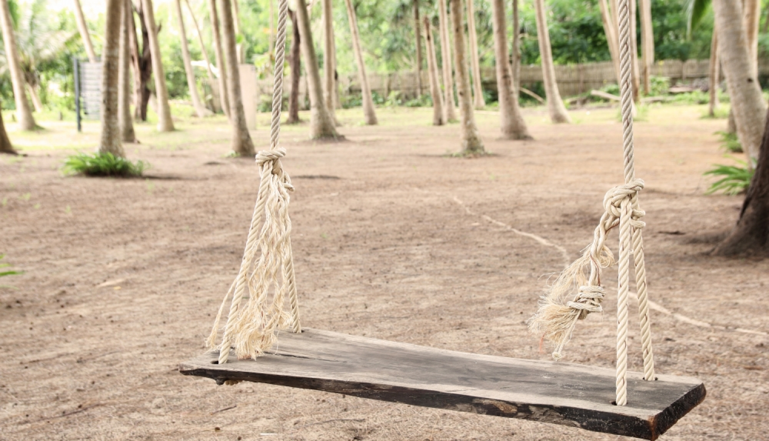 Šūpoles, kas veidotas no virvē iekārta dēļa