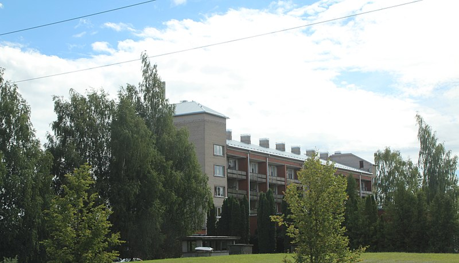 Jēkabpils novada pašvaldības aģentūra „Jaunāmuiža” - daudzstāvu ēka pa gabalu vasarā