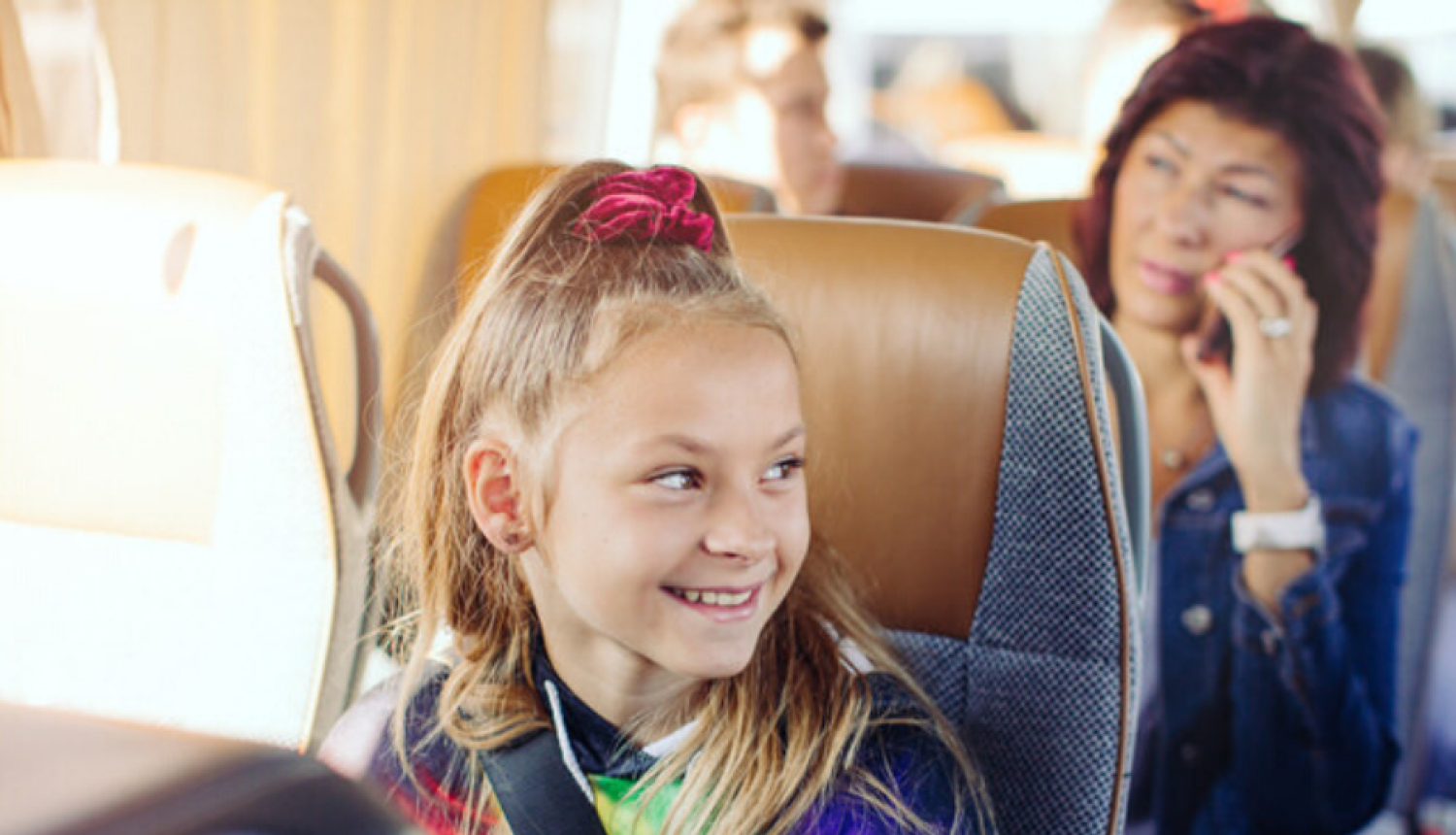 bērns sēž autobusā