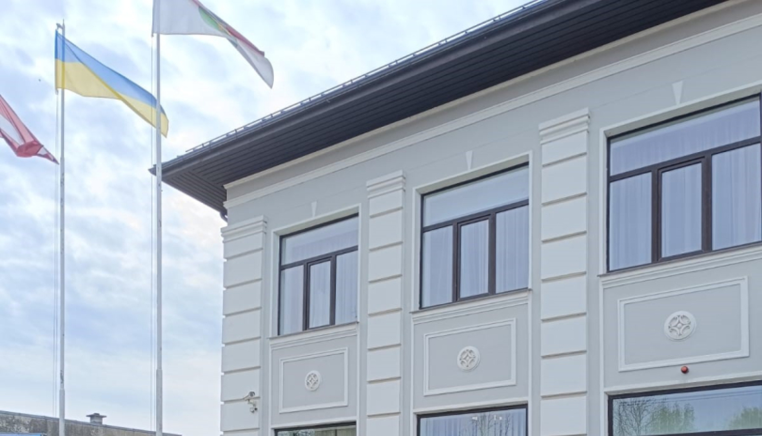 Karogi un Aknīstes pārvaldes ēka 