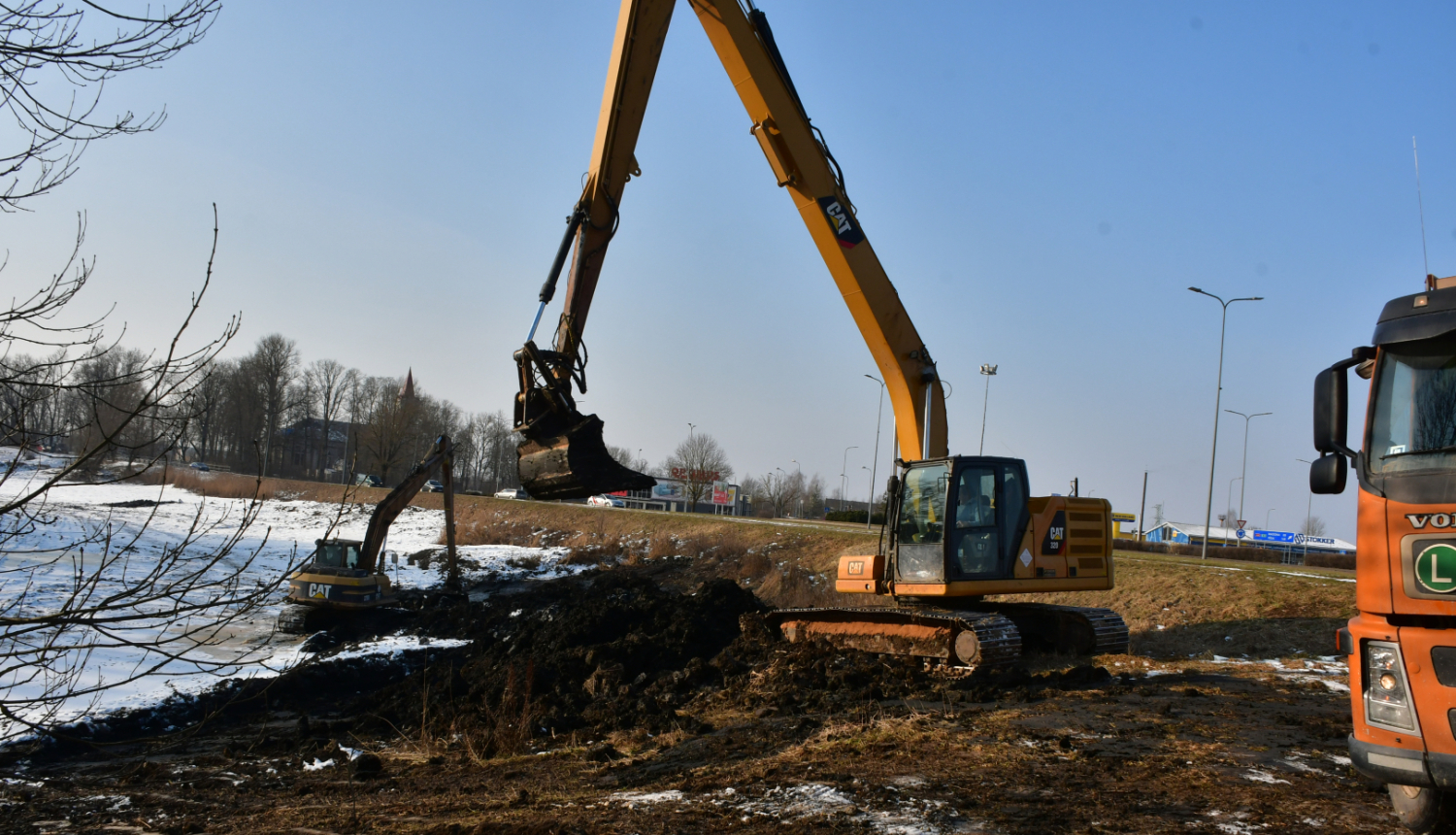 Pils dīķa tīrīšana