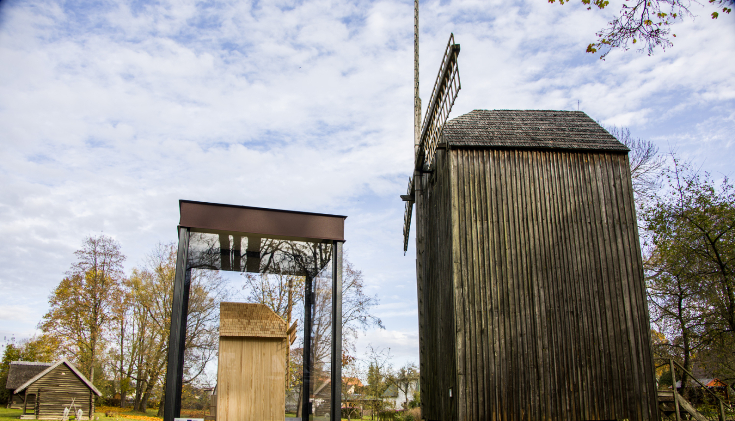 Dzirnavas un dzirnavu makets no sāna