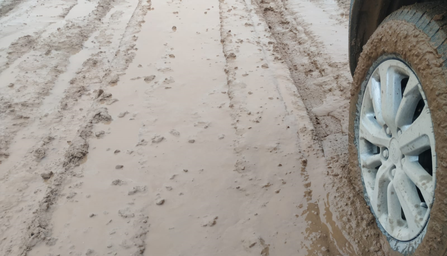 Auto ritenis dubļos