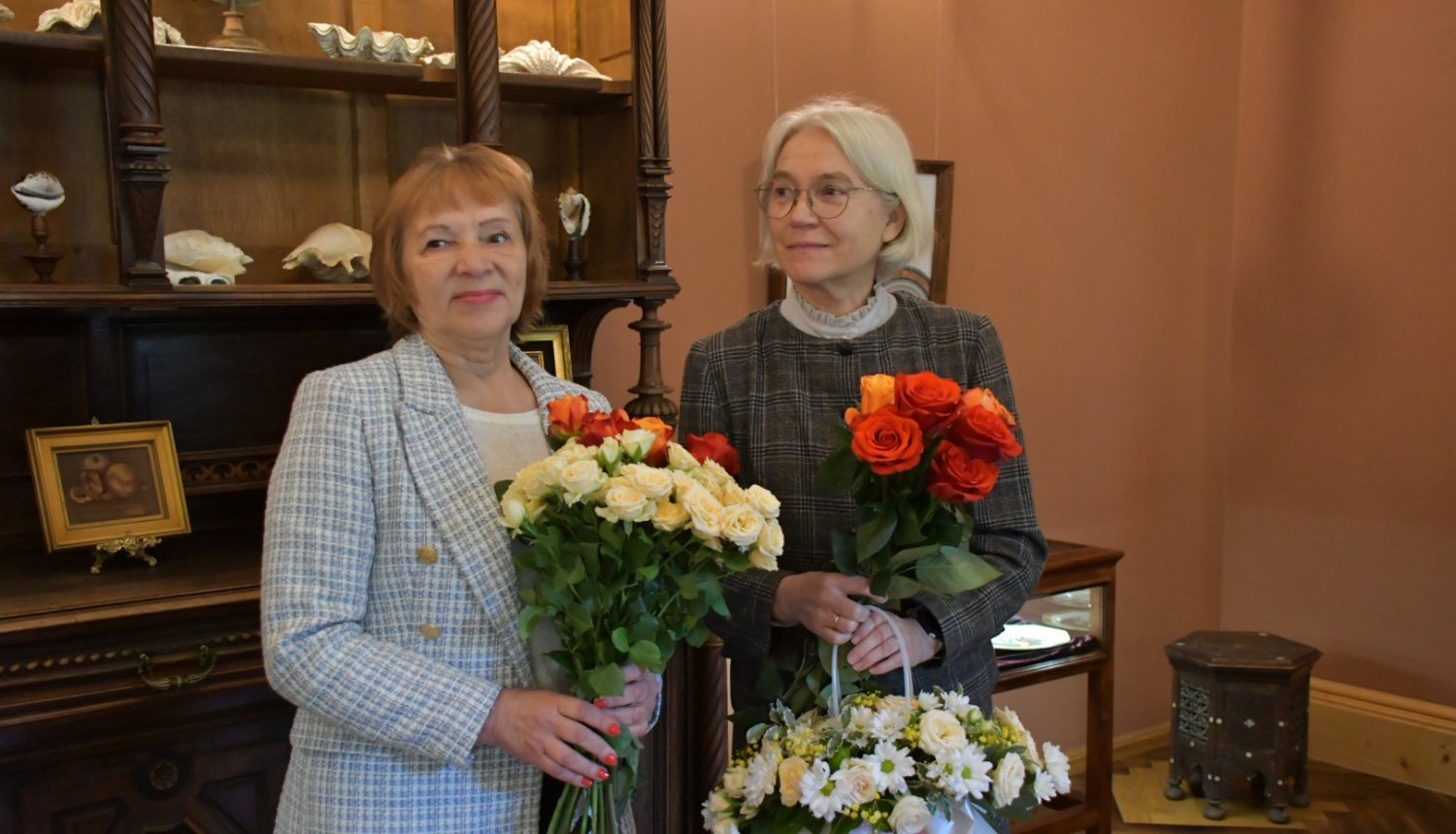 Jēkabpilī pasniegtas “Trīs brāļu” goda zīmes Inesei Berķei un Dacei Lukševicai