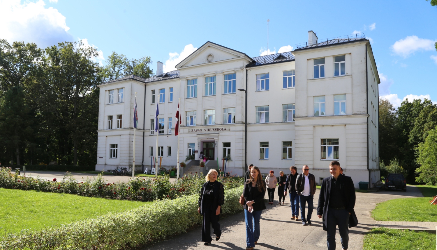 Deputāti pie Zasas vidusskolas