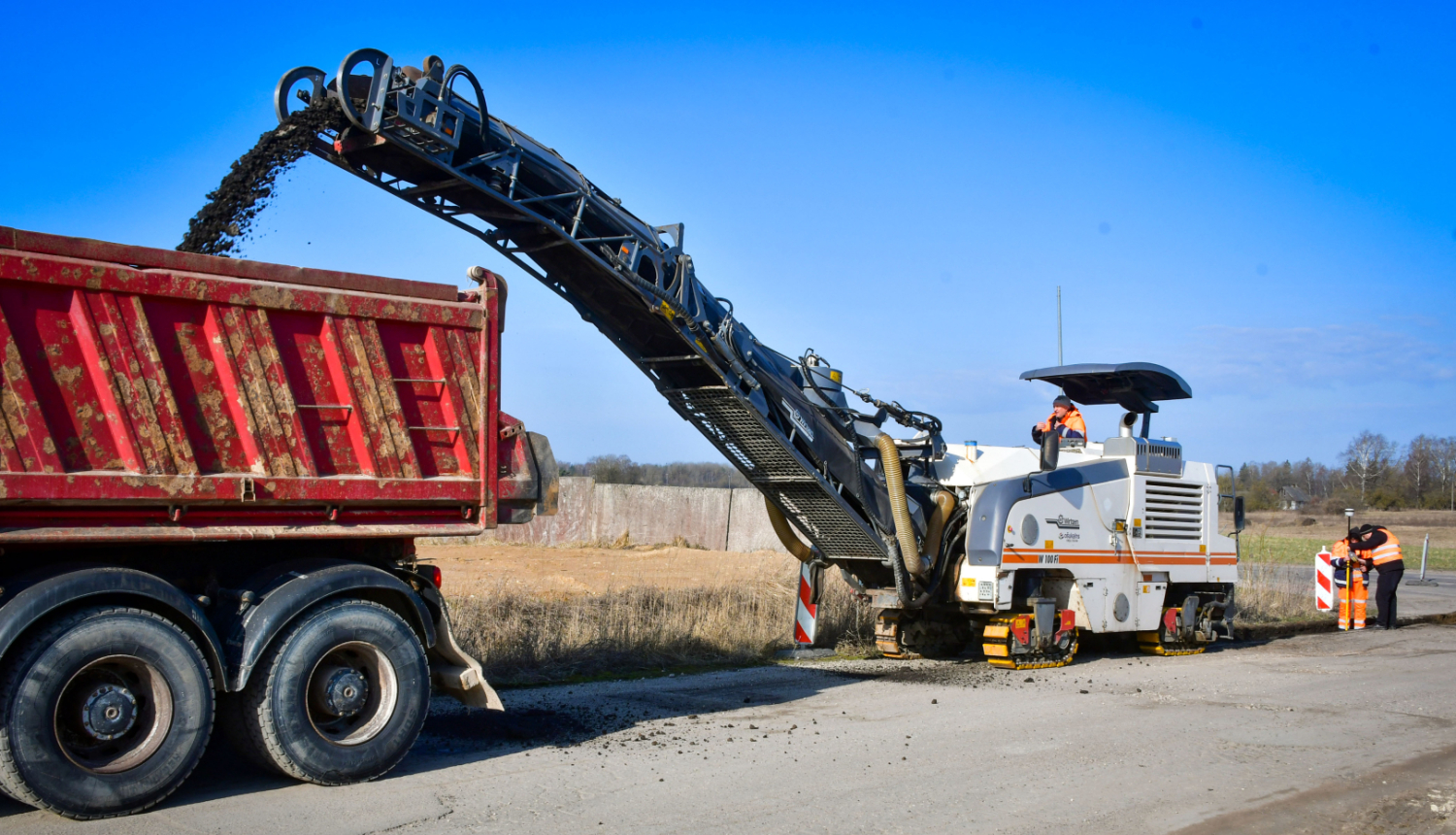 Tiek ņēmts nost vecais asfalts
