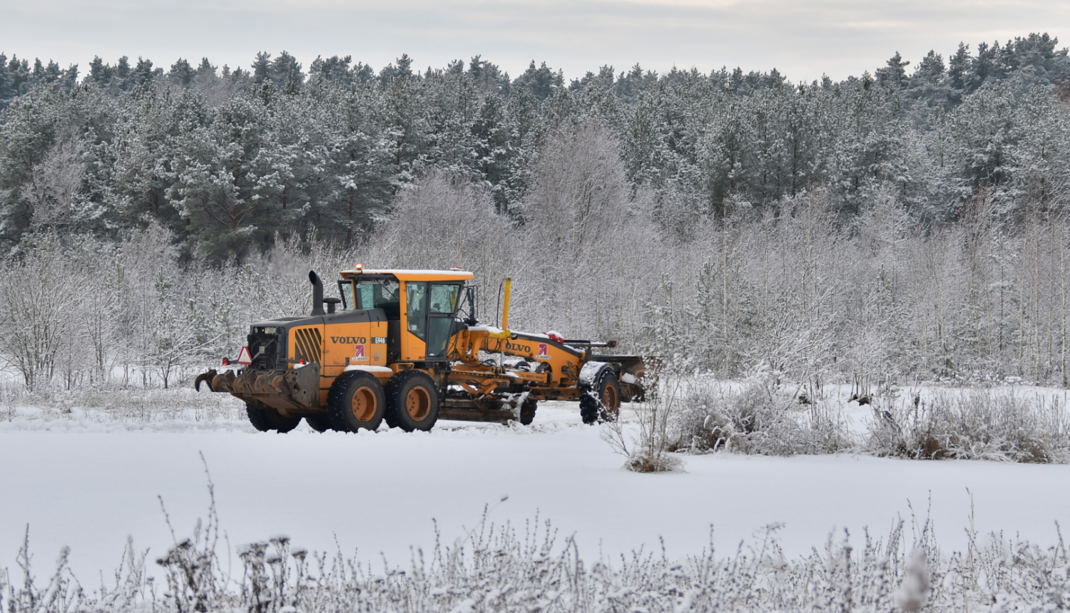 Greideris tīra sniegu