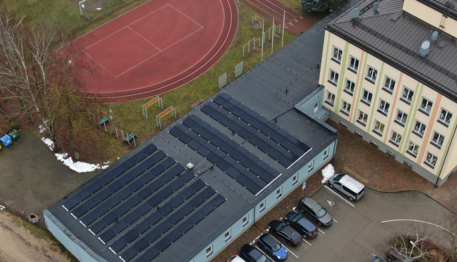 Saules paneļi uz jumta no drona skatu punkta