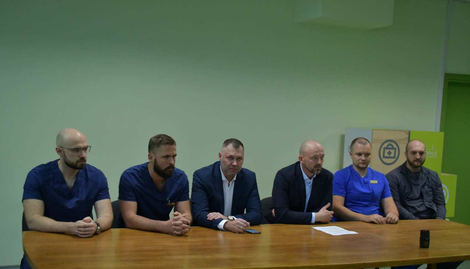 Ārsti un slimnicas valde preses konferencē "Dzīvo vesels"