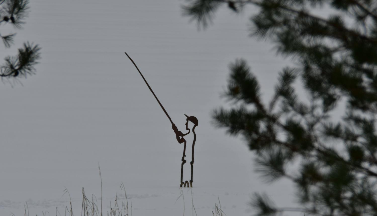 Makšķernieka skulptūra Radžu ūdenskrātuvē