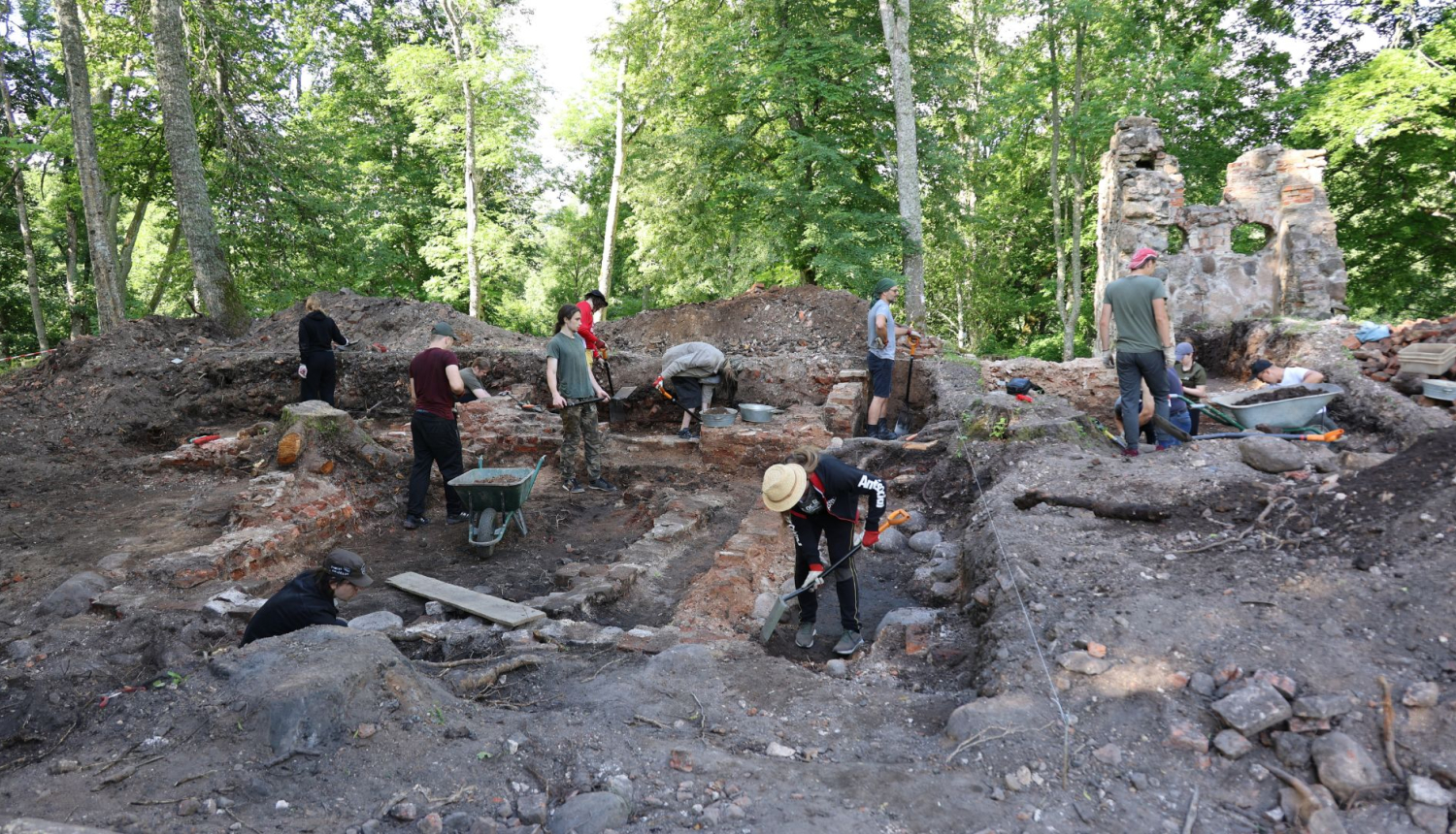 Arheoloģiskie izrakumi Zasas muižas parkā