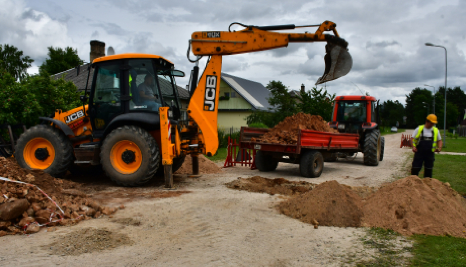 Turpinās darbi centralizētā ūdensvada un sadzīves kanalizācijas pievadu izbūvei Ābeļu ielā
