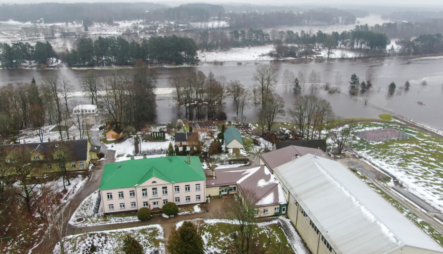 Applūdusi Ābeļu skolas teritorija no drona lidojuma