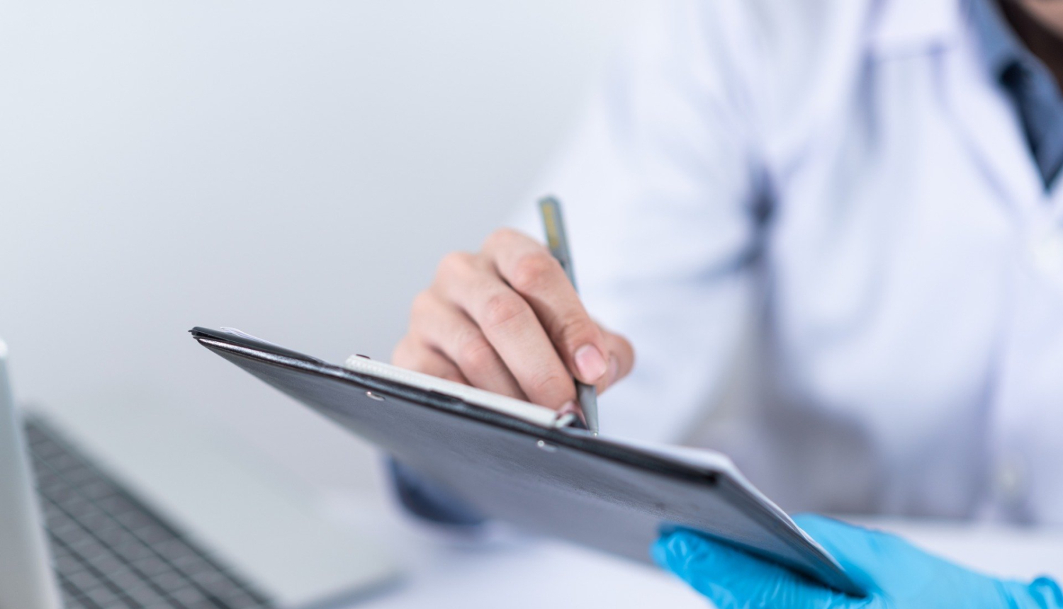 Attēlā medicīnas personāls