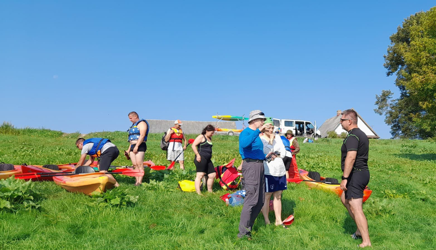 Laivotāji Daugavas krastā ar kanoe laivām