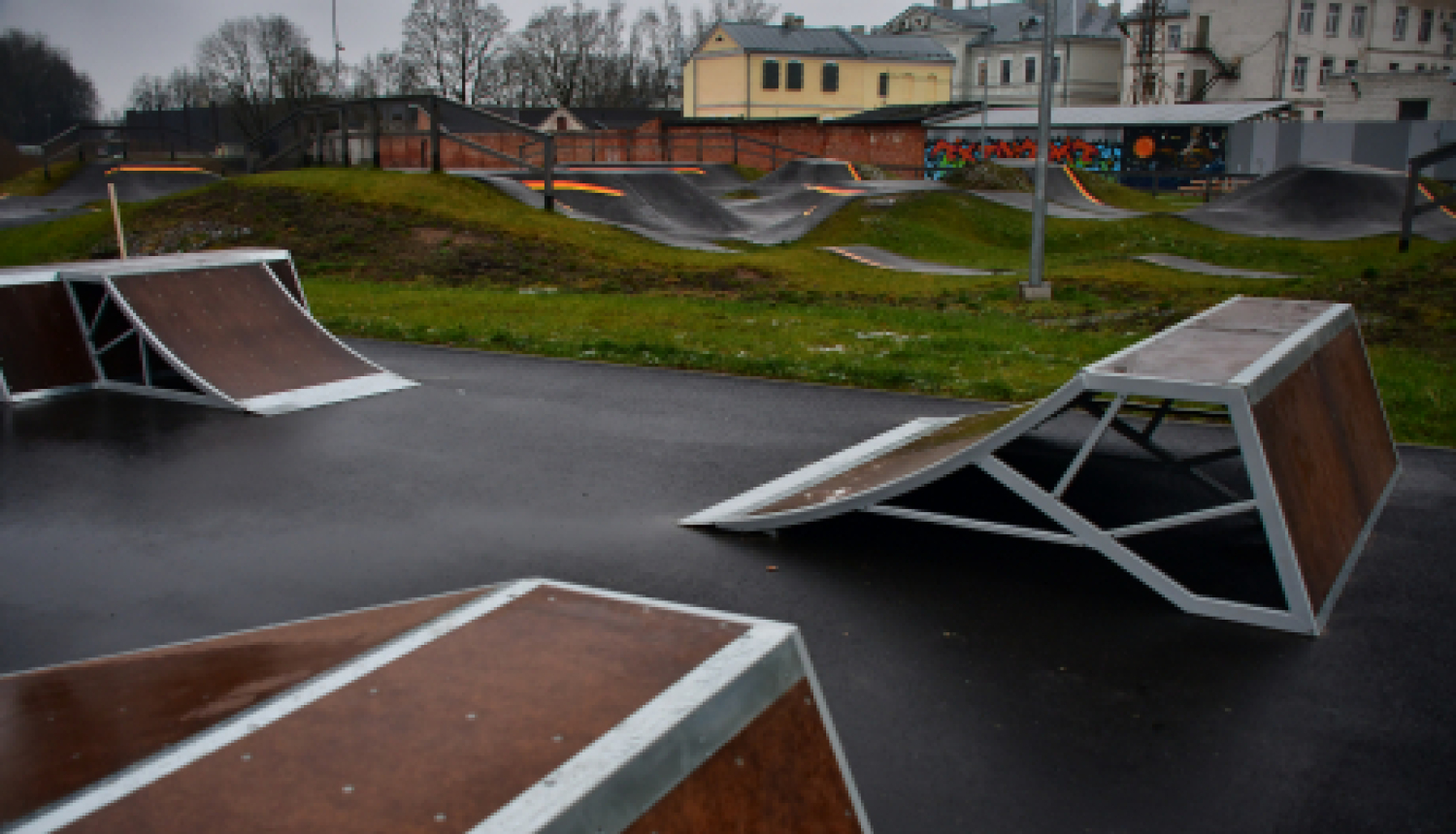 Tiek uzstādītas skeitparka konstrukcijas Jēkabpilī, Filozofu ielā 15