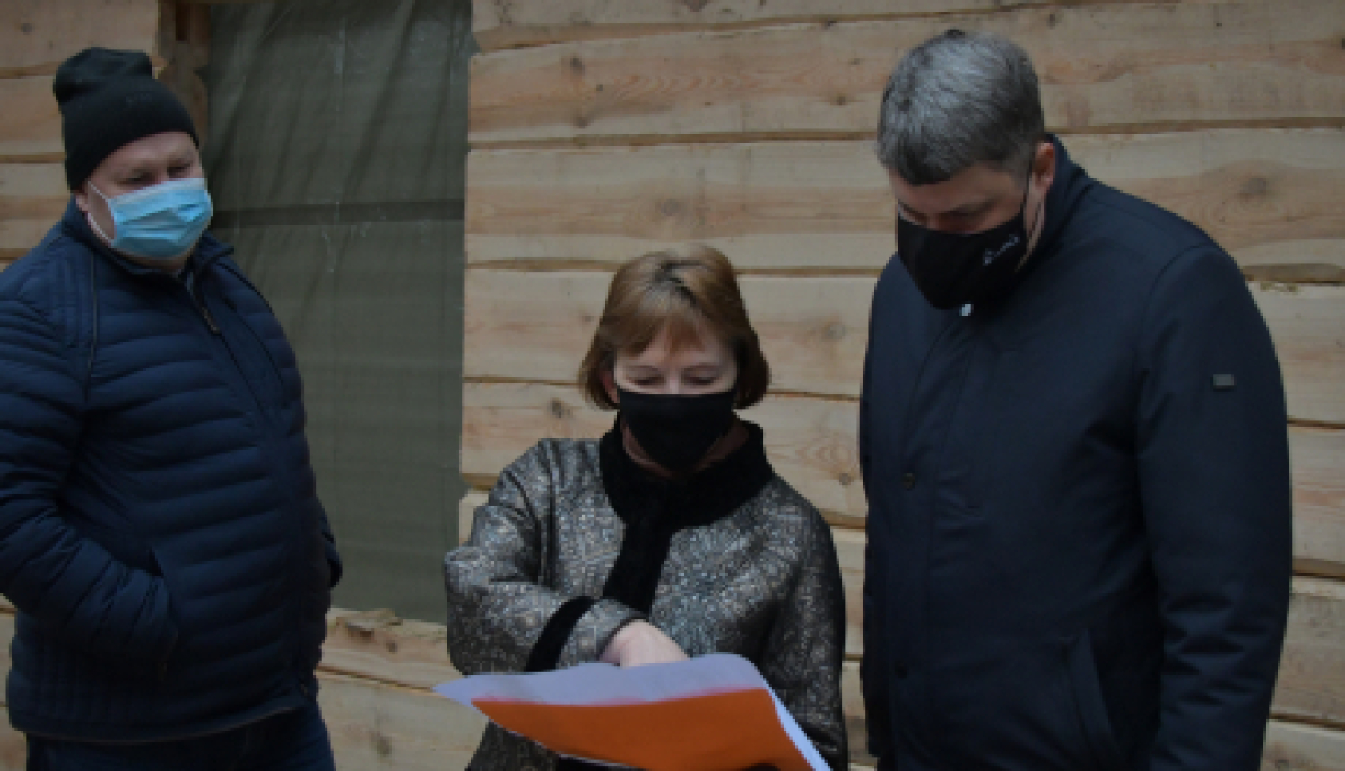 Atbilstoši temiņam, turpinās būvdarbi jaunbūvē “Sēļu sētā”