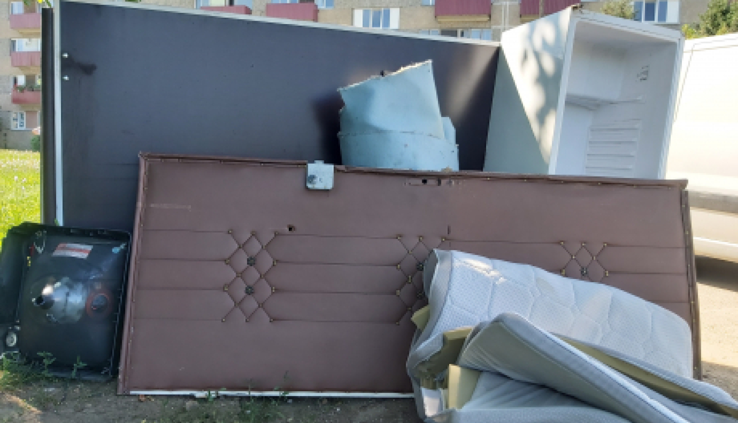 Aicina informēt par lielgabarīta atkritumu izmešanas gadījumiem