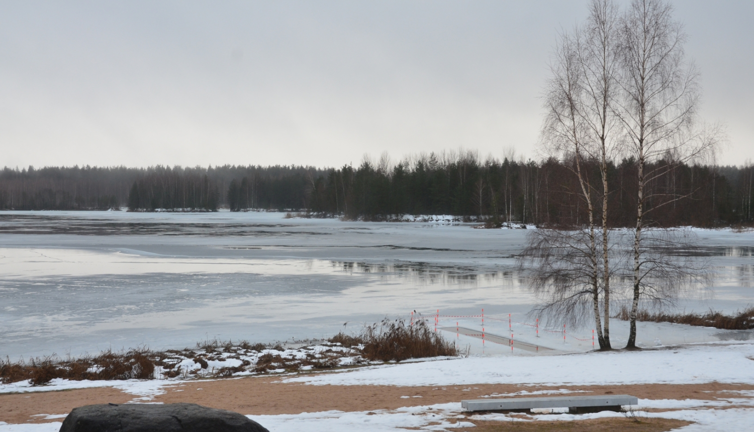 Aicina nekāpt uz ūdenstilpju ledus