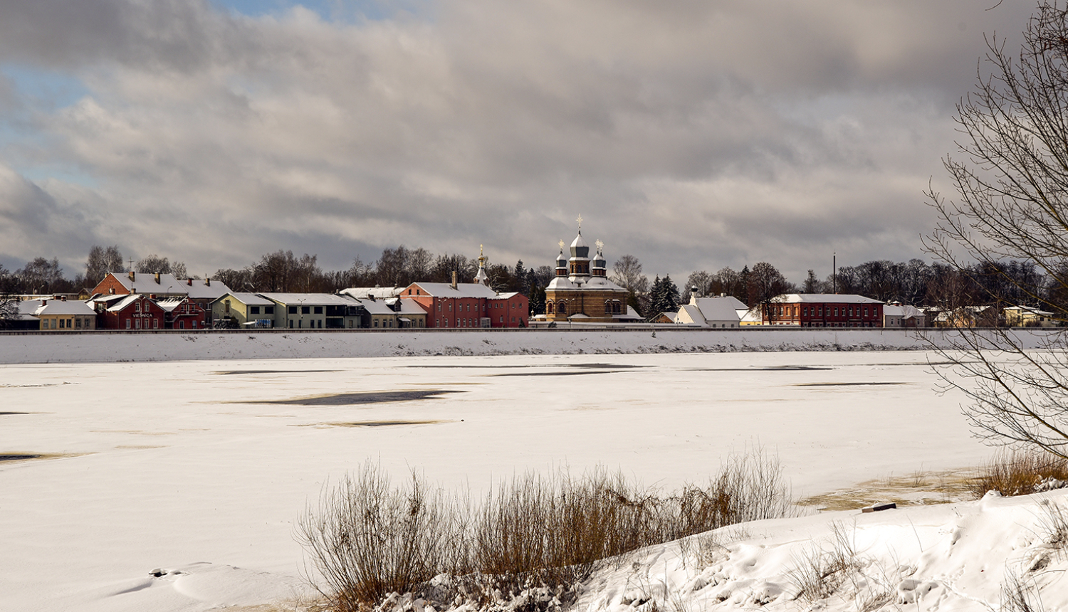 Daugavas ledus Jēkabpilī, fonā klosteris, pilsēta