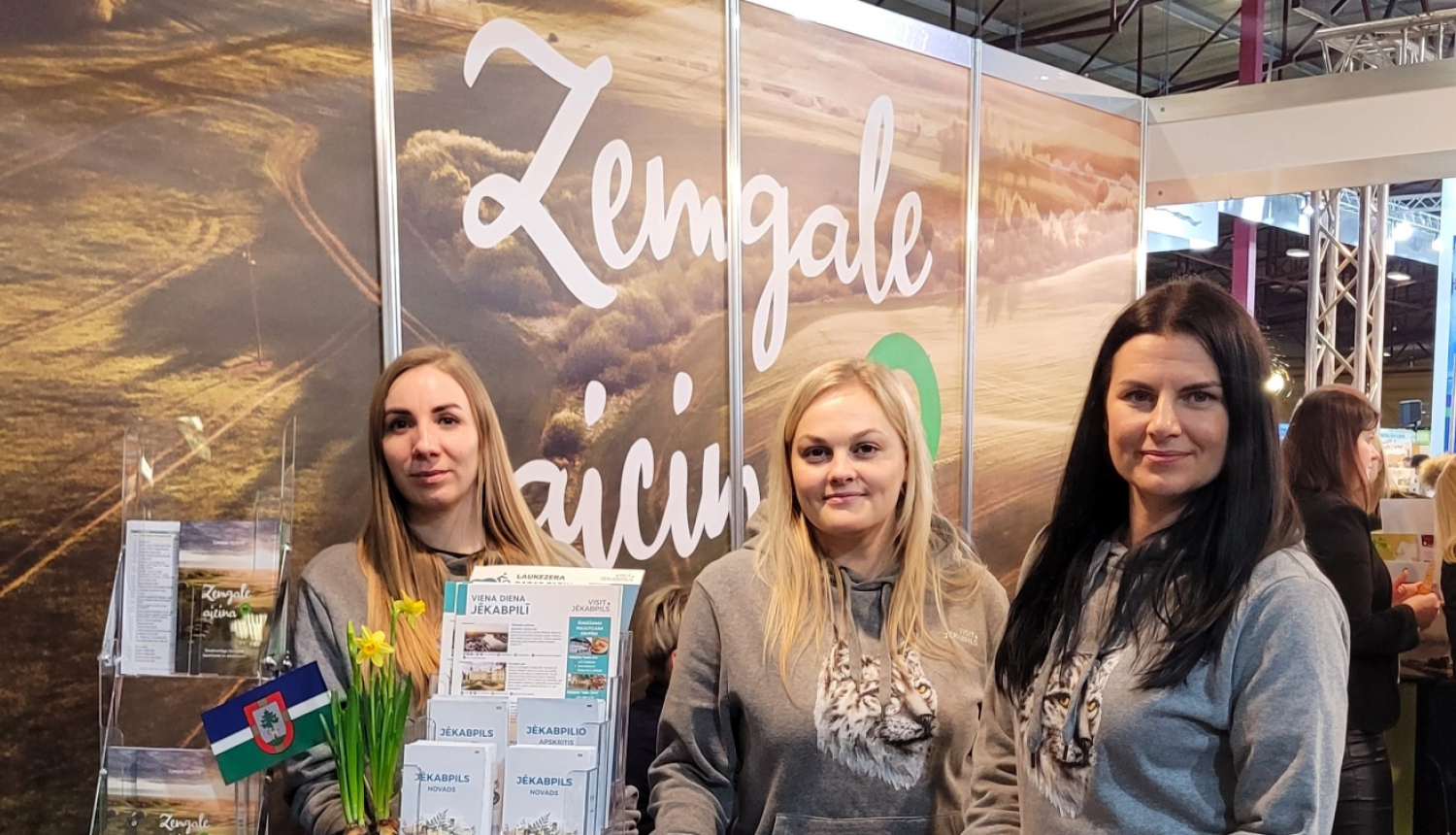 Tūrisma centra darbinieki tūrisma izstādē