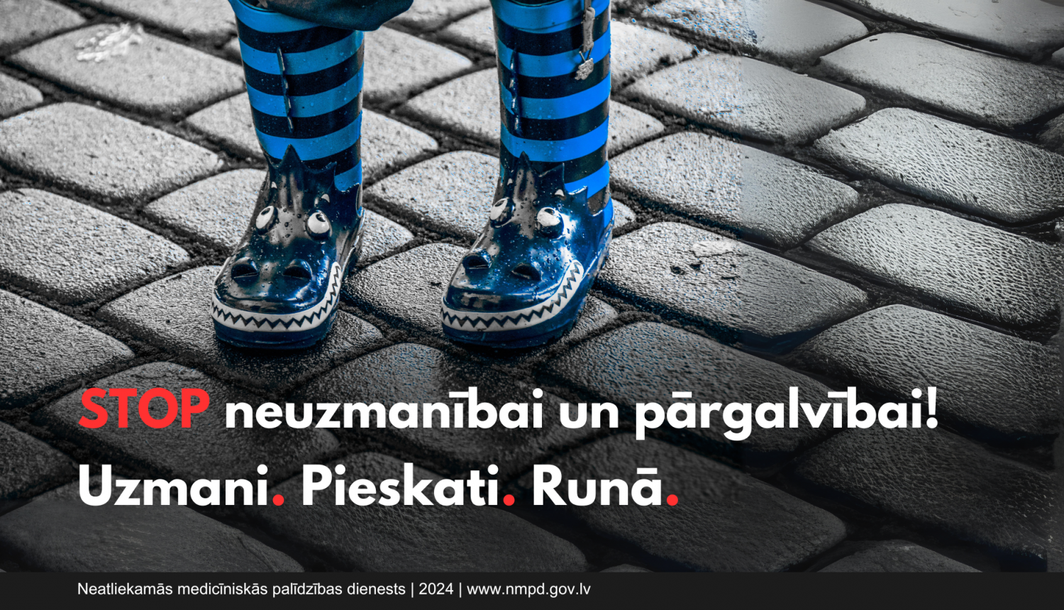 Jaunieša kājas raibos zābakos stāv uz bruģa. Apakšā teksts STOP neuzmanībai un pārgalvībai! Uzmani. Pieskati. Runā.
