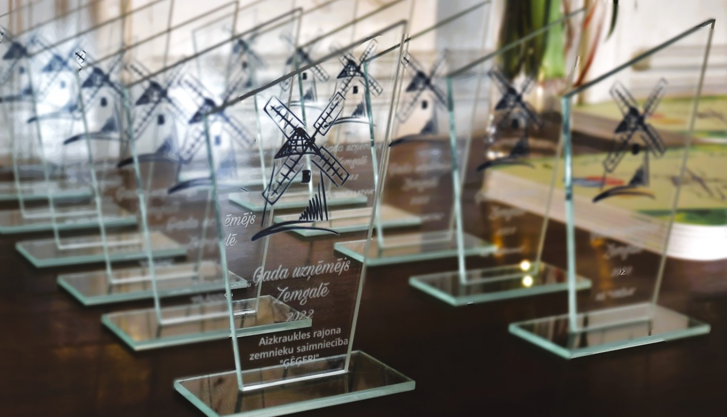 Stikla balvas uz galda