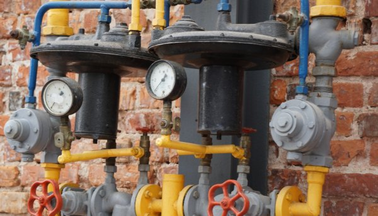 dabasgāzes caurules pie mājas sienas