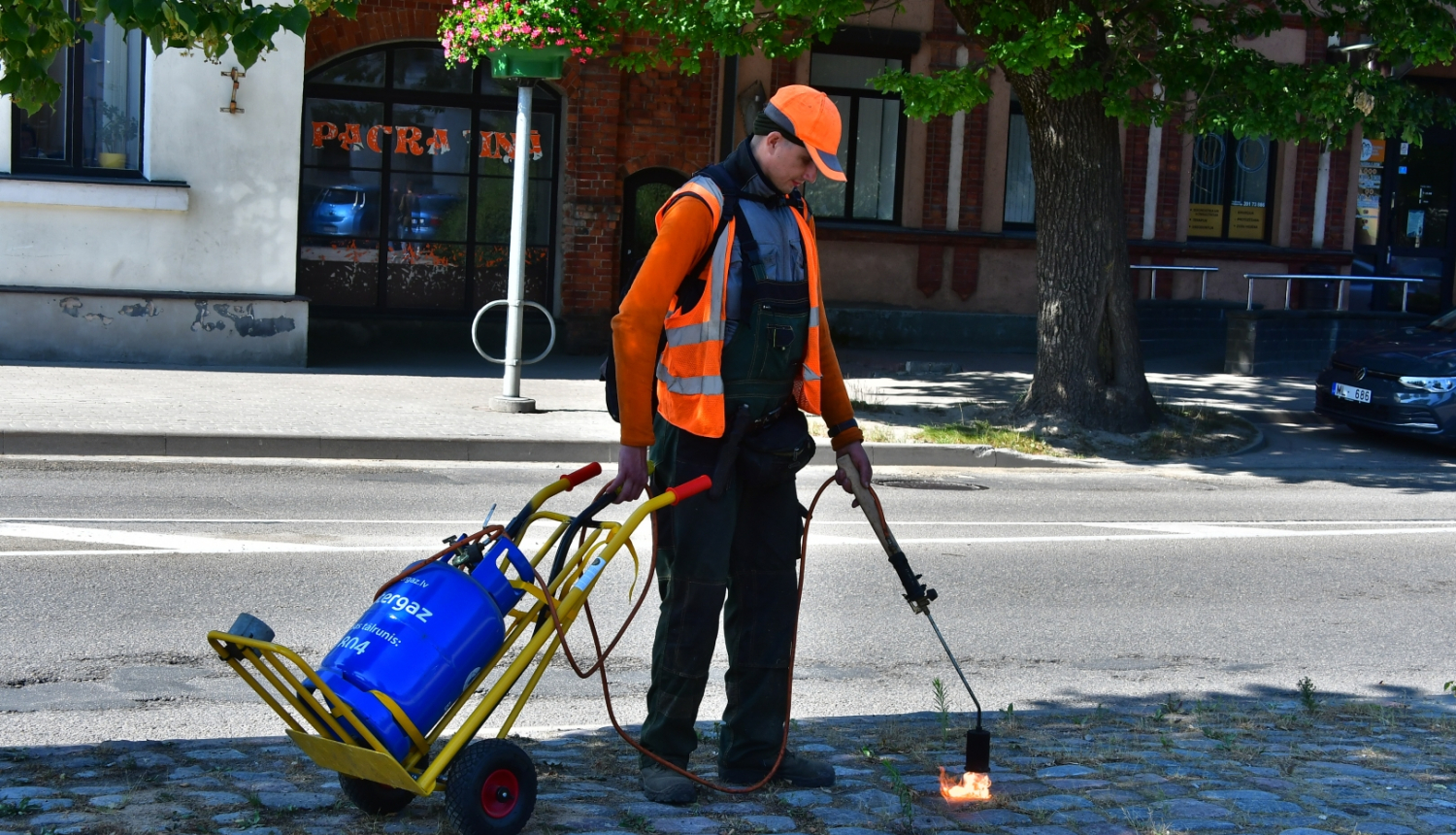 Veic bruģa tīrīšanu ar dedzināšanas metodi