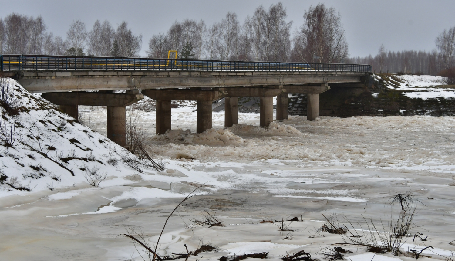 Sakas upe un tilts pār ledainu Sakas upi
