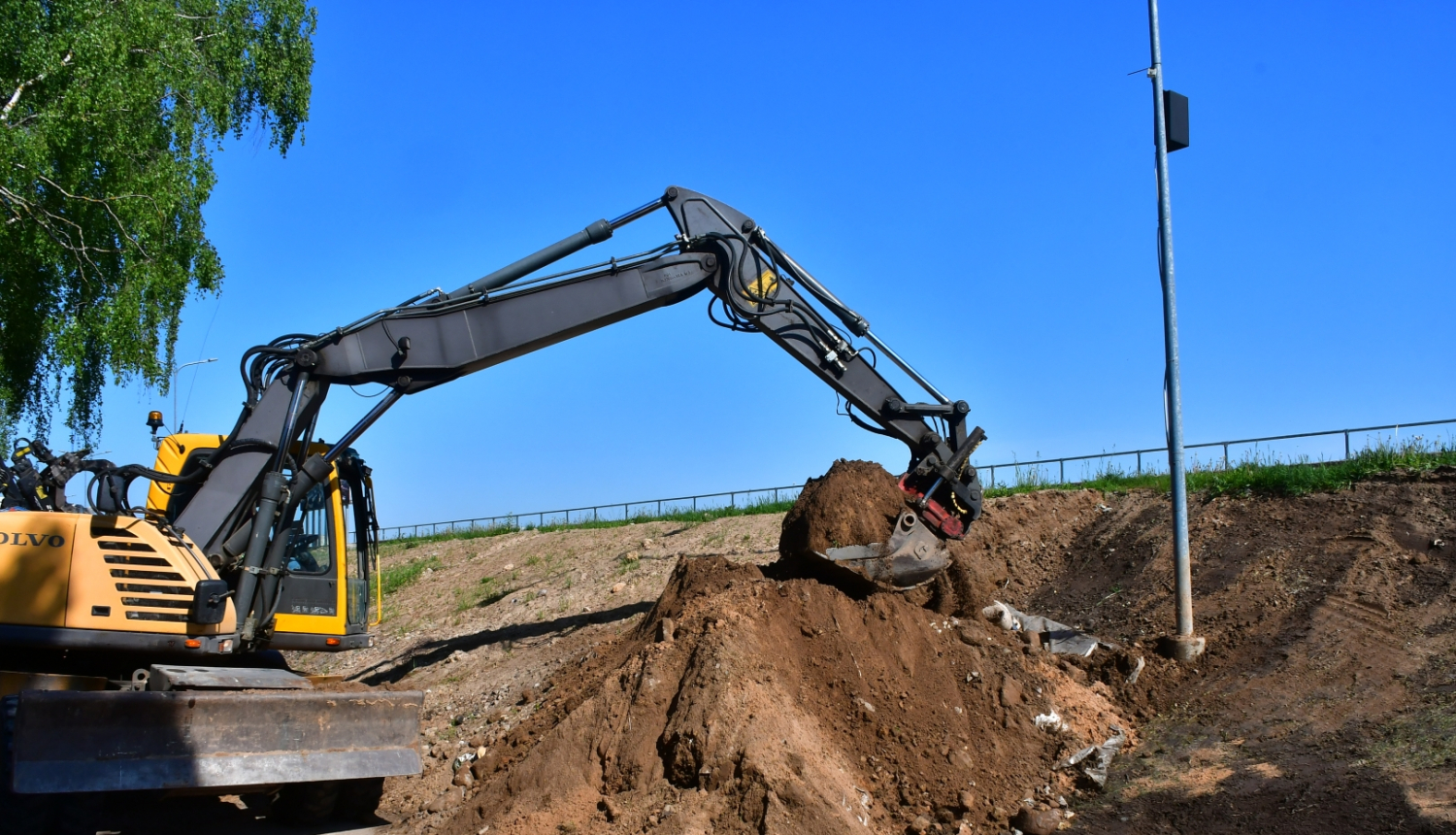 Ekskavators strādā pie Jēkabpils aizsargdambja
