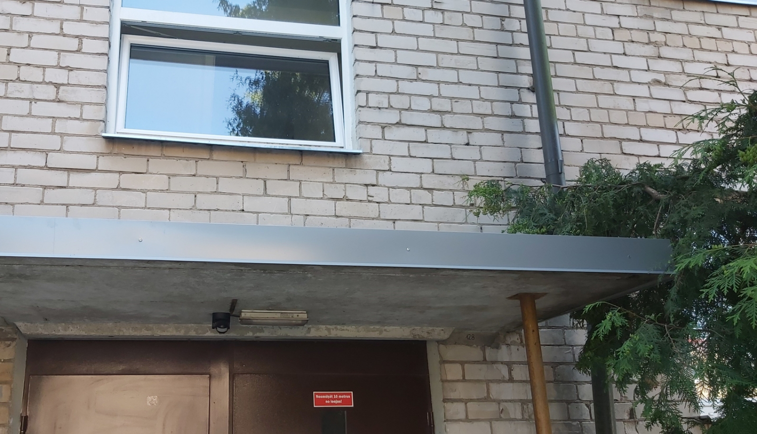 Pēc ēkas jumtiņa remonta 