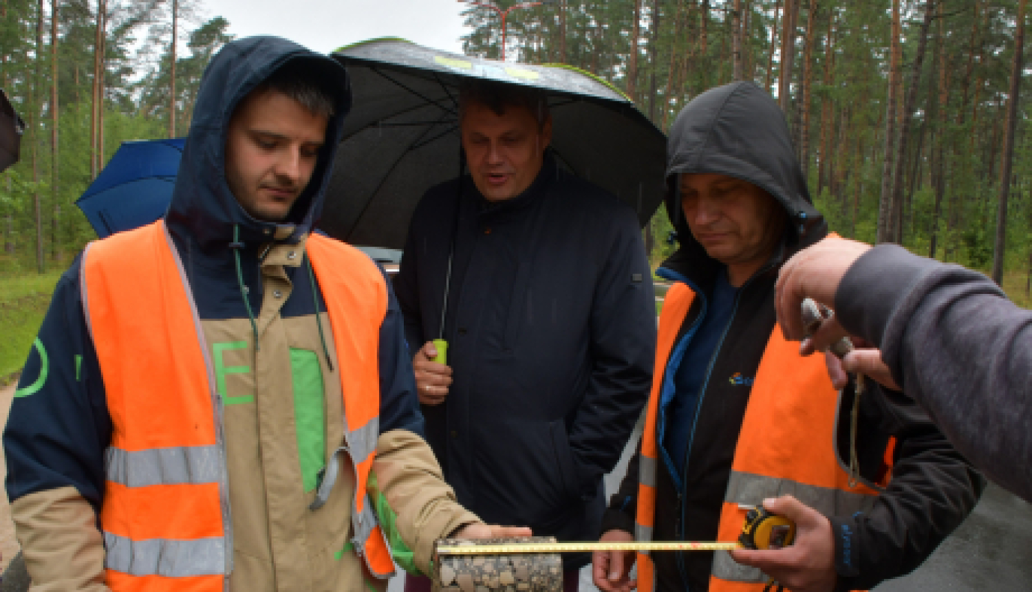 Dolomīta ielā veic urbumus ielu seguma kvalitātes pārbaudei