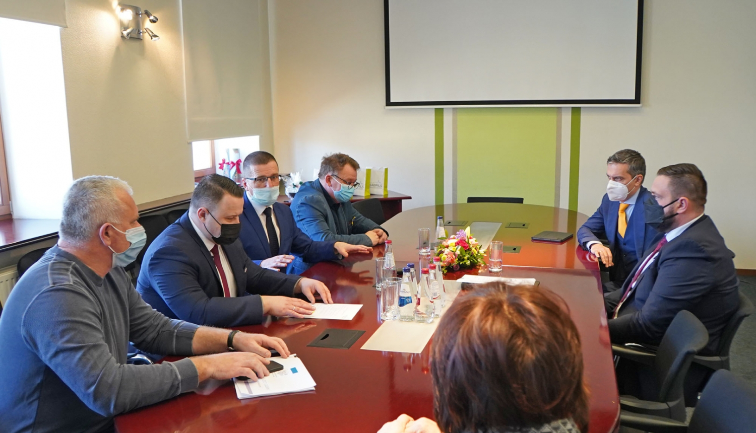 Ekonomikas ministrijas un Jēkabpils novada pārstāvji domes sēžu zālē