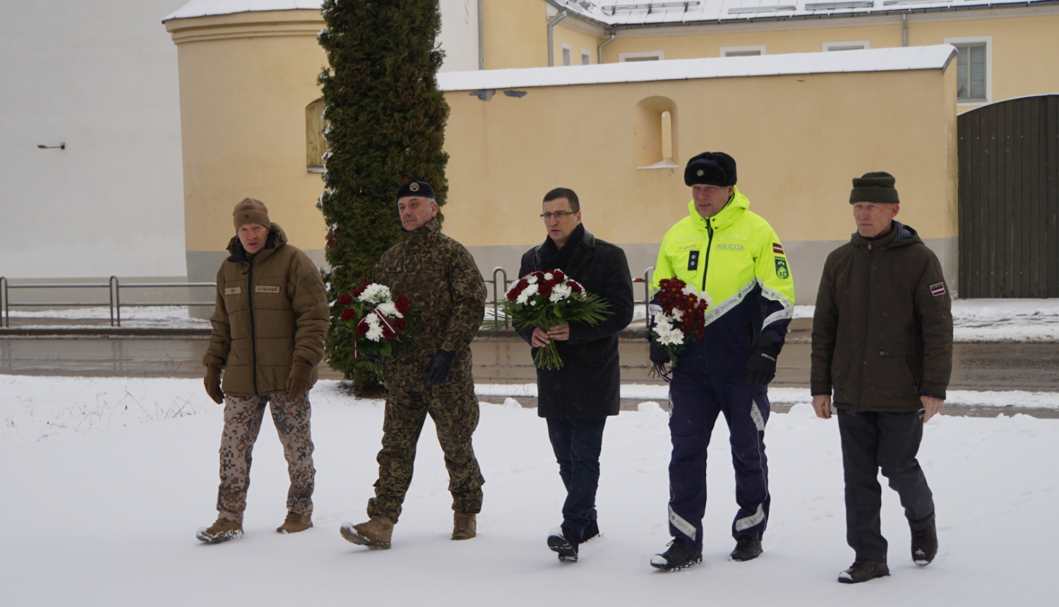 Noliek ziedus pieminot Barikāžu laiku 20.01.2023.