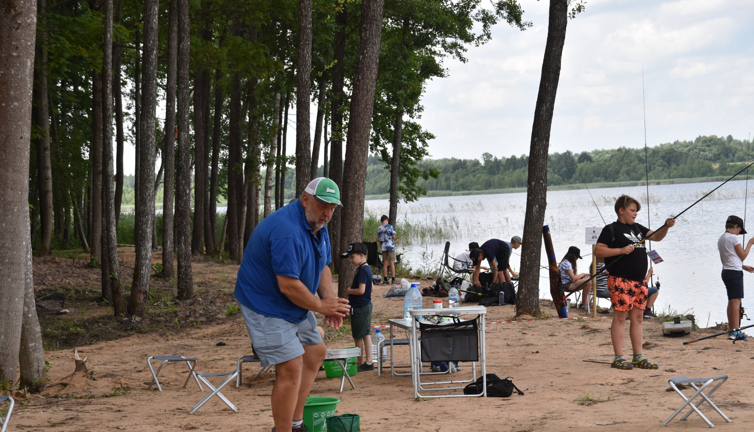 Bērni pie Baļotes ezera mācās makšķerēt