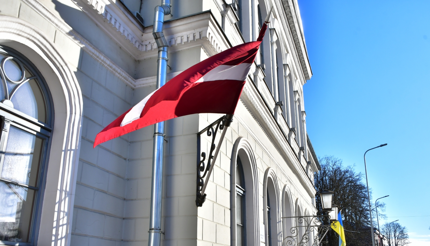 Domes ēka ar Latvijas karogu