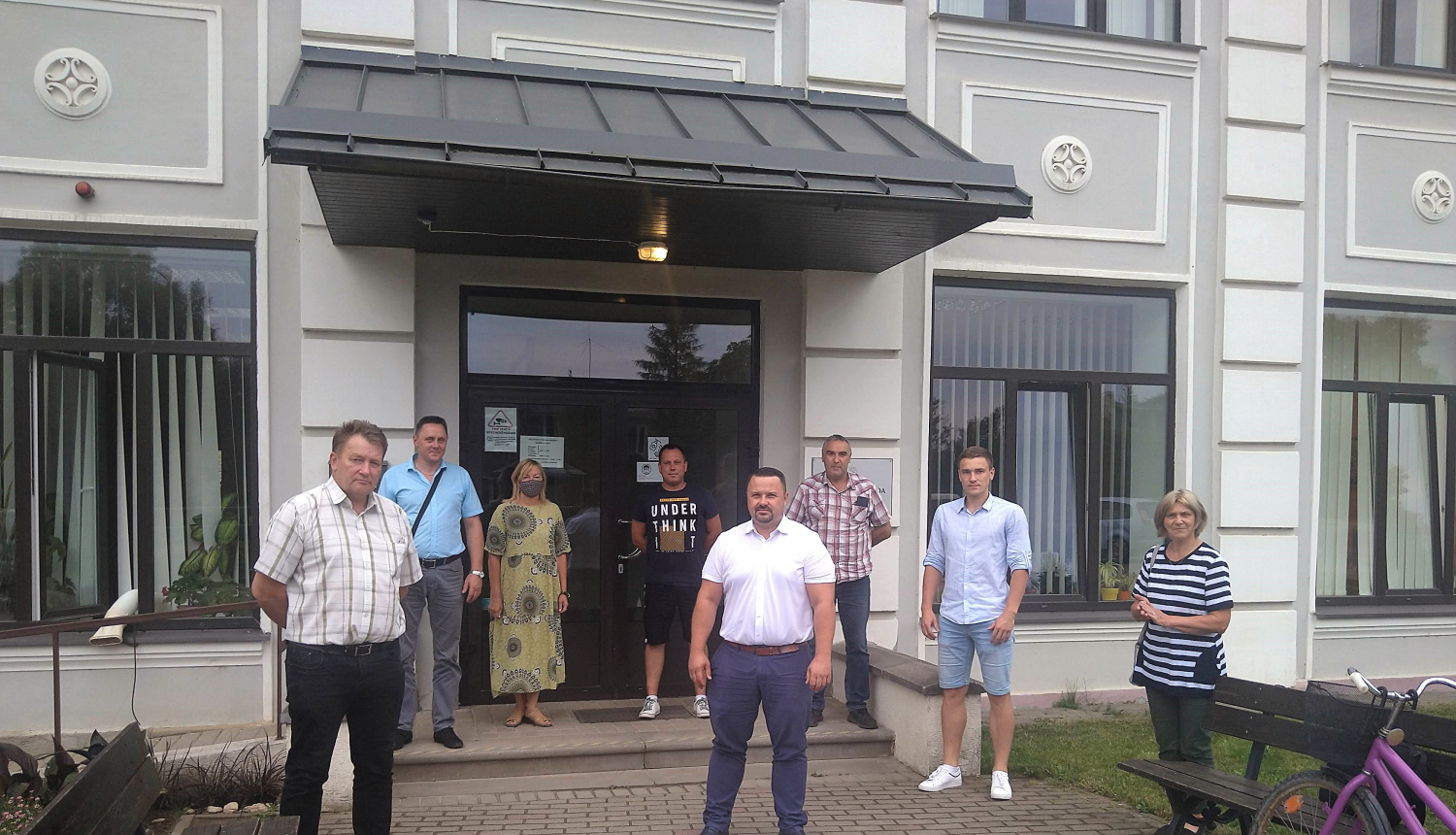 Jēkabpils novada domes priekšsēdētāja vietnieks attīstības  jautājumos Kārlis Stars,  domes priekšsēdētāja vietnieks izglītības un kultūras  jautājumos Alfons Žuks un deputāts Ainars Vasilis tikās ar Aknīstes administrāciju, iestāžu vadītājiem un speciālistiem.