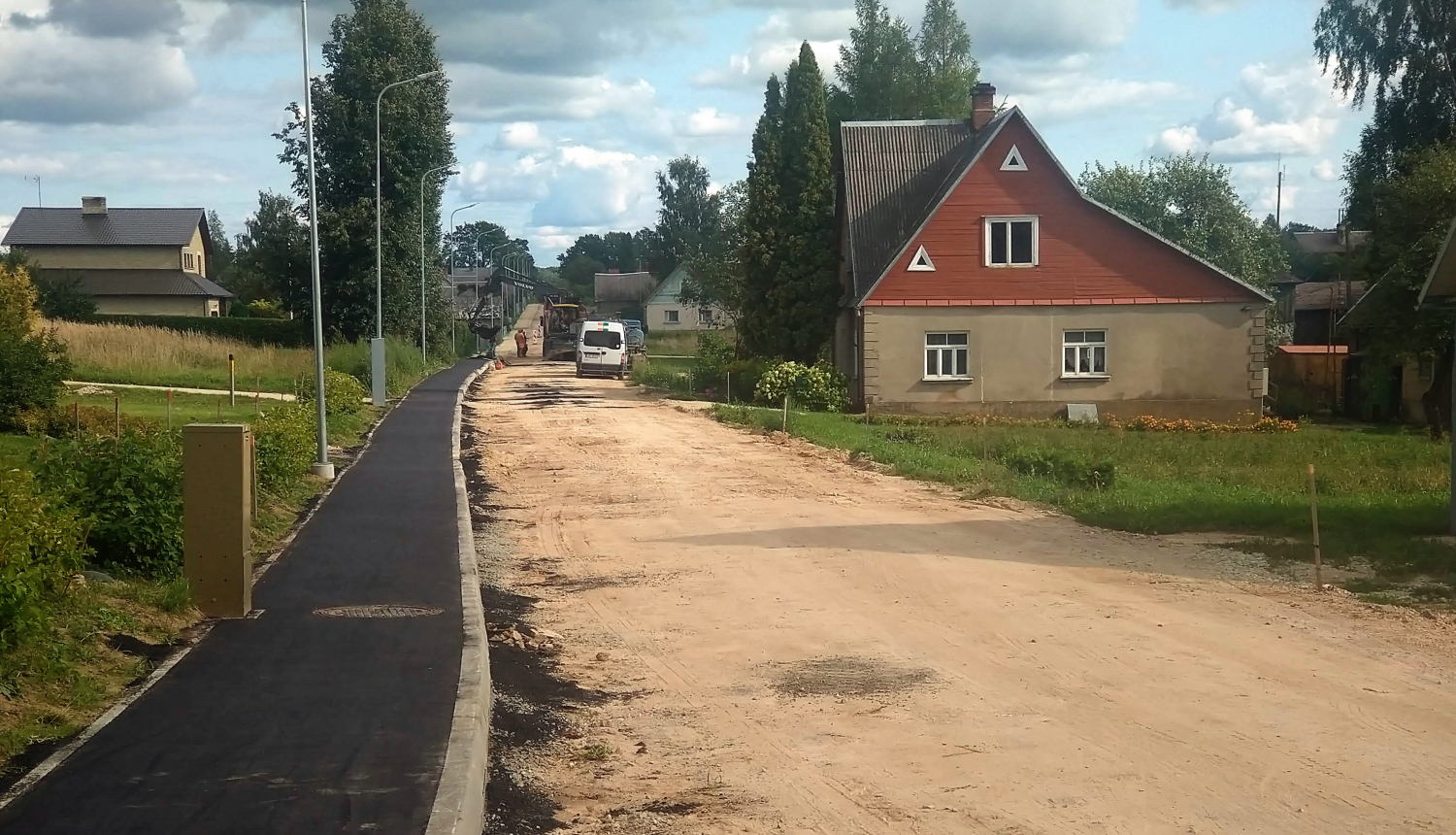 Tuvojas noslēgumam rekonstrukcijas darbi Avotu ielā Aknīstē 
