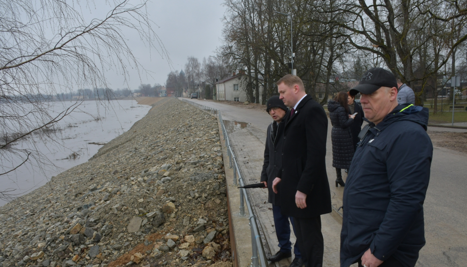 Saeimas priekšsēdētājs E.Smiltēns Jēkabpilī tiekas ar novada domes priekšsēdētāju R.Ragaini un apskata plūdos cietušo aizsargdambi