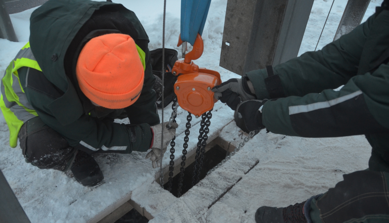 Strādnieki un Krustpils pils dīķa slūžas