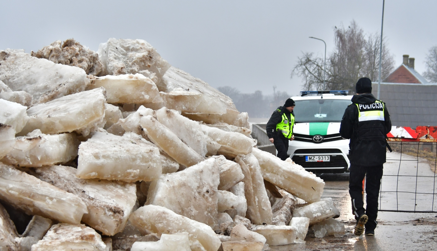 Ledus gabalu uzstūmums uz dambja